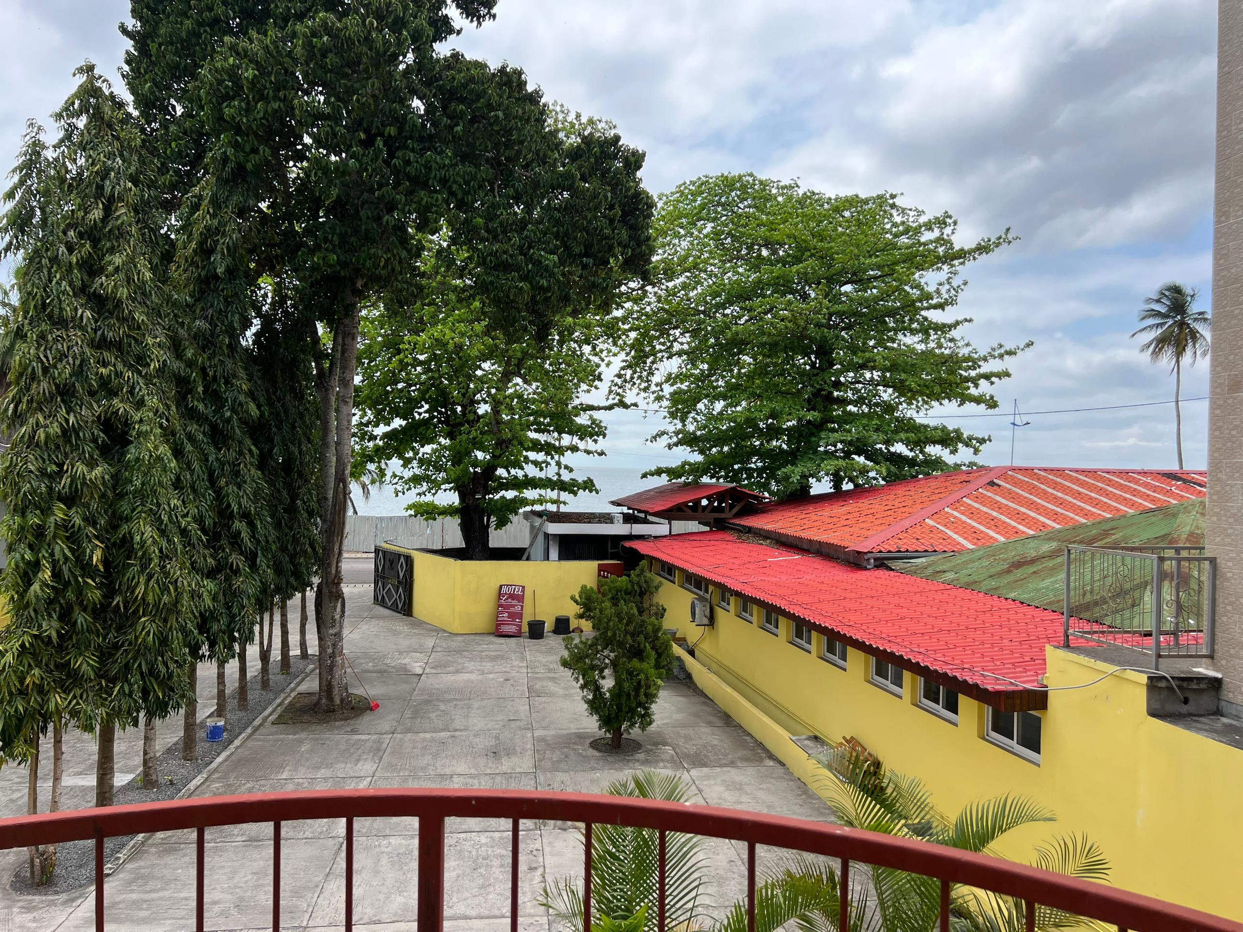 Chambre luxueuse du Geadro Hotel avec vue sur la ville